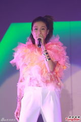 组图：钟嘉欣热力开唱 陈慧琳担任嘉宾