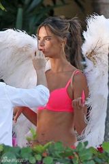 组图：安布罗休海滩露小蛮腰 更衣被拍秀翘臀