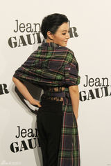 组图：陈廷嘉亮相时尚秀 格子装显优雅知性