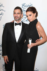 高清组图：贝嫂维多利亚黑裙出席英国时尚大奖