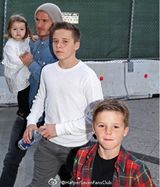 组图：贝克汉姆全家现身机场 小七嘟嘴卖萌