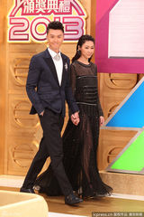 组图：TVB台庆胡定欣薄纱隐约透视 王浩信帅气