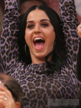 组图：凯蒂-佩里紧身豹纹裙看NBA 高举双手兴奋助威