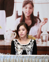 组图：韩剧《浪漫小镇》宣传 成宥利闵孝琳美腿PK