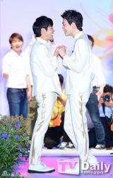 组图：韩导与同性恋人高调完婚 河莉秀等道贺