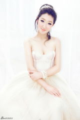 组图：李依馨拍黑白天鹅写真 俏皮装扮不失性感