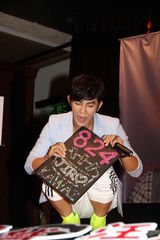 组图：汪东城三十岁生日与歌迷庆祝 分享龙珠蛋糕 