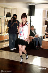 高清图：王心凌短裙走秀 大摆可爱姿势展青春活力