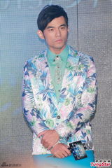 组图：周杰伦带病宣传巡演 花西服帅气抢镜