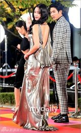 组图：李钟硕GD等闪耀颁奖红毯 女偶像尴尬跌倒