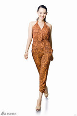 组图：李昕岳《精品》封面甜美挥洒大气