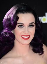 组图：凯蒂-佩瑞红裙Hold住《部分的我》首映