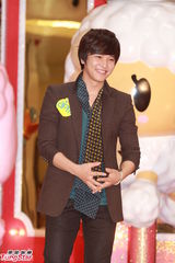 高清组图：金桢勋香港会粉丝 亲密拥抱送飞吻