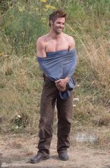 组图：克里斯-派恩新片扒衣露胸肌 罗比秀美腿