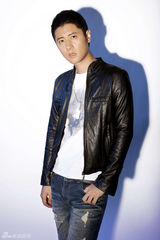 组图：坚果男友任重推时尚大片 帅气逼人简约时尚