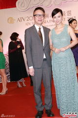 组图：翁虹蕾丝装撑亚姐启动 选美考虑引变性人