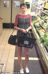 组图：斯威夫特购物耳机不离身 T恤热裤秀长腿