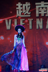 组图：亚洲超模大赛现场换装 旗袍瞬间变泳装