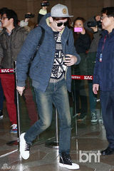 组图：2PM飞日本东京出席演唱会 潮装亮相机场