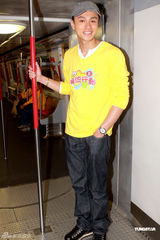 高清图：谭咏麟与郑欣宜做公益 与长者搭乘地铁