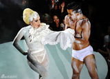 高清图：Lady Gaga日本演唱会 与肌肉男缠绵悱恻