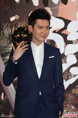 组图：冯绍峰台湾会粉丝 与《兰陵王》面具合影