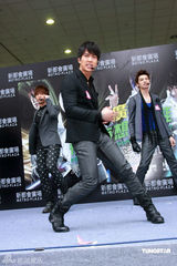 幻灯图集：飞轮海迟到狂迷不减 吴尊惨被摸胸尴尬