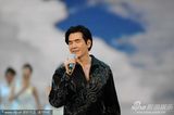组图：费翔再度亮相春晚演唱《故乡的云》