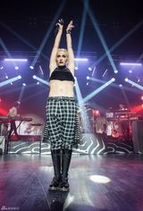 组图：格温-斯蒂芬妮巴黎性感献唱 尽展狂野魅力