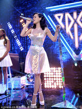 组图：凯蒂佩里新专辑发布 穿透视裙调戏主持人