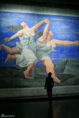 组图：冯绍峰出席一幅布景与五幕传奇展览活动