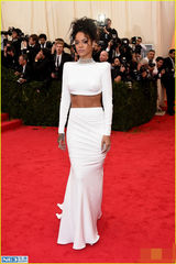 组图：蕾哈娜白裙露背秀腰 发型似头顶稻草