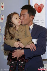 组图：古天乐破歌喉挑战歌舞片 亲吻小孩逗趣