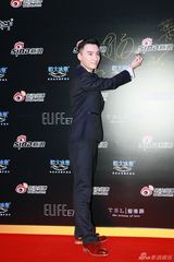 组图：2013新浪微博之夜红毯 周毅西装帅气