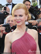 组图：妮可戛纳走秀风情露背 真空激凸艳光四射