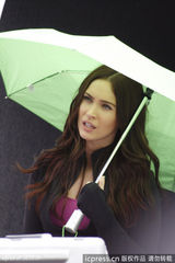 组图：梅根-福克斯现身片场身材微胖