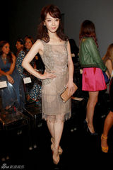 组图：陈数亮相米兰时装周 裸色流苏裙大气优雅