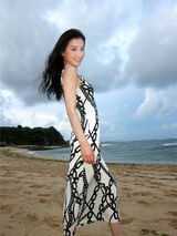 高清图：黄圣依国外拍片享美景 长裙摇曳身姿曼妙