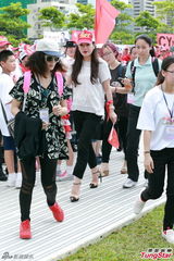 组图：赵薇庆祝香港回归 手举红旗头戴运动帽