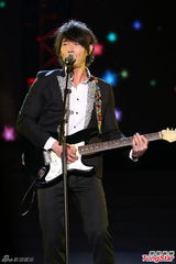 组图：黄品源帅气飙吉他 年近半百秀肌肉