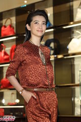 组图：李冰冰率性亮相品牌开幕会服饰抢镜