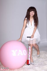 组图：郭书瑶深V白裙秀豪乳表情甜美