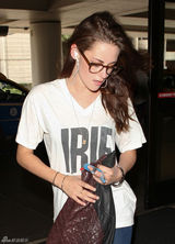 组图：斯图尔特率性装现身机场 赶赴多伦多影展