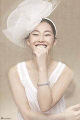 组图：陈燃与时装谈恋爱 打造时尚水晶新娘