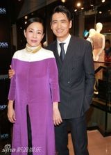 组图：周润发携妻恩爱亮相 瘦身明显否认厌食