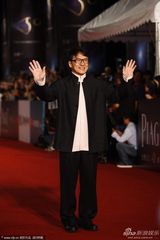 组图：成龙亮相金马红毯大秀经典剪刀手