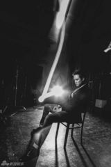 组图：明道黑白镜像写真 显成熟忧郁气质