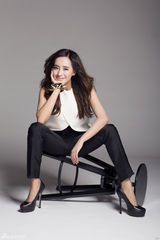 组图：王智写真玩转黑白配 干练飒爽秀腿功