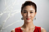 组图：韩女星李秀景携男模为化妆品拍写真