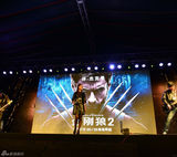 组图：程晨与杰克曼后台耍顽皮大比C手势